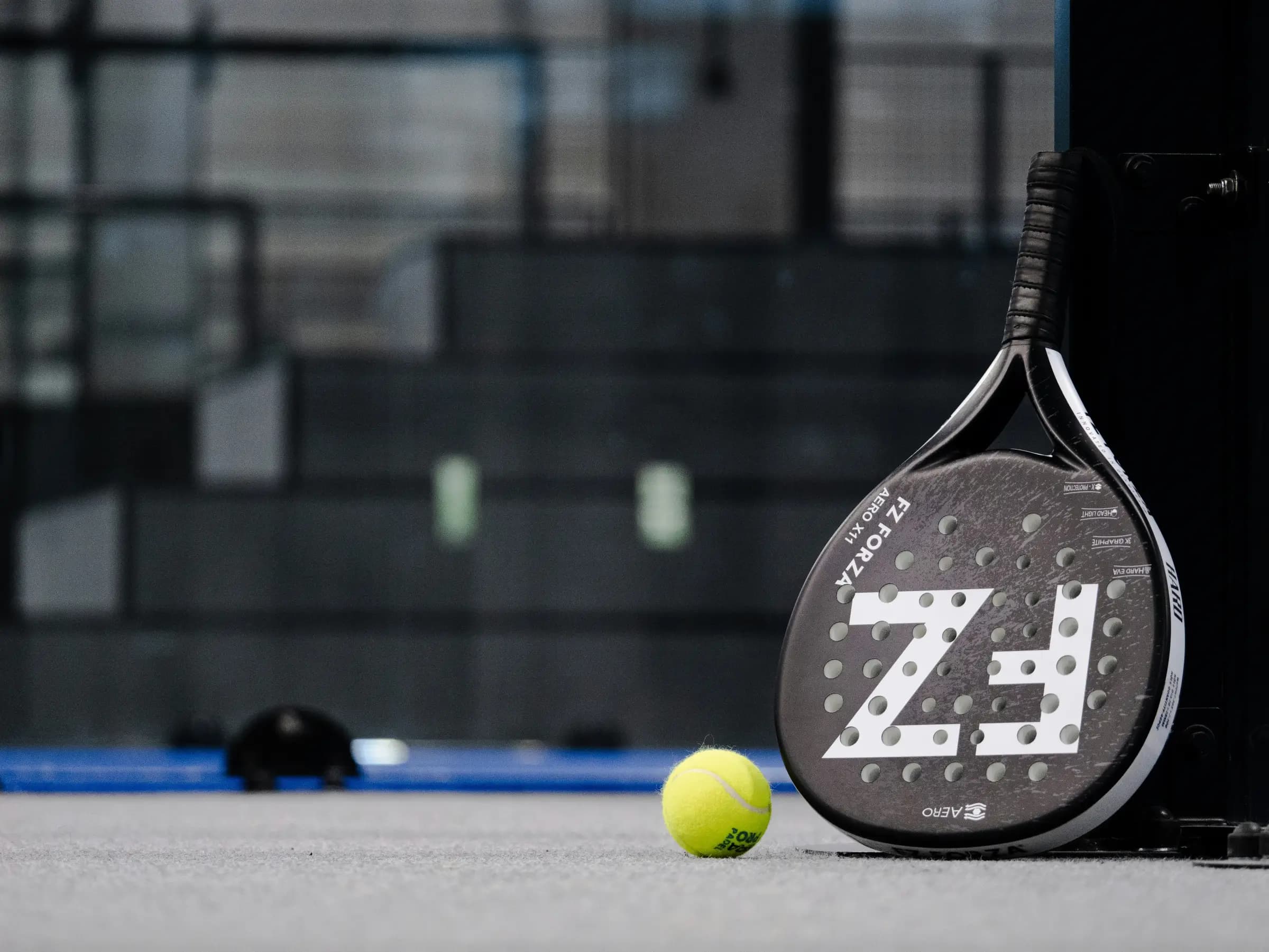 Padelschläger und Ball auf dem Court der Padelarena Zellingen