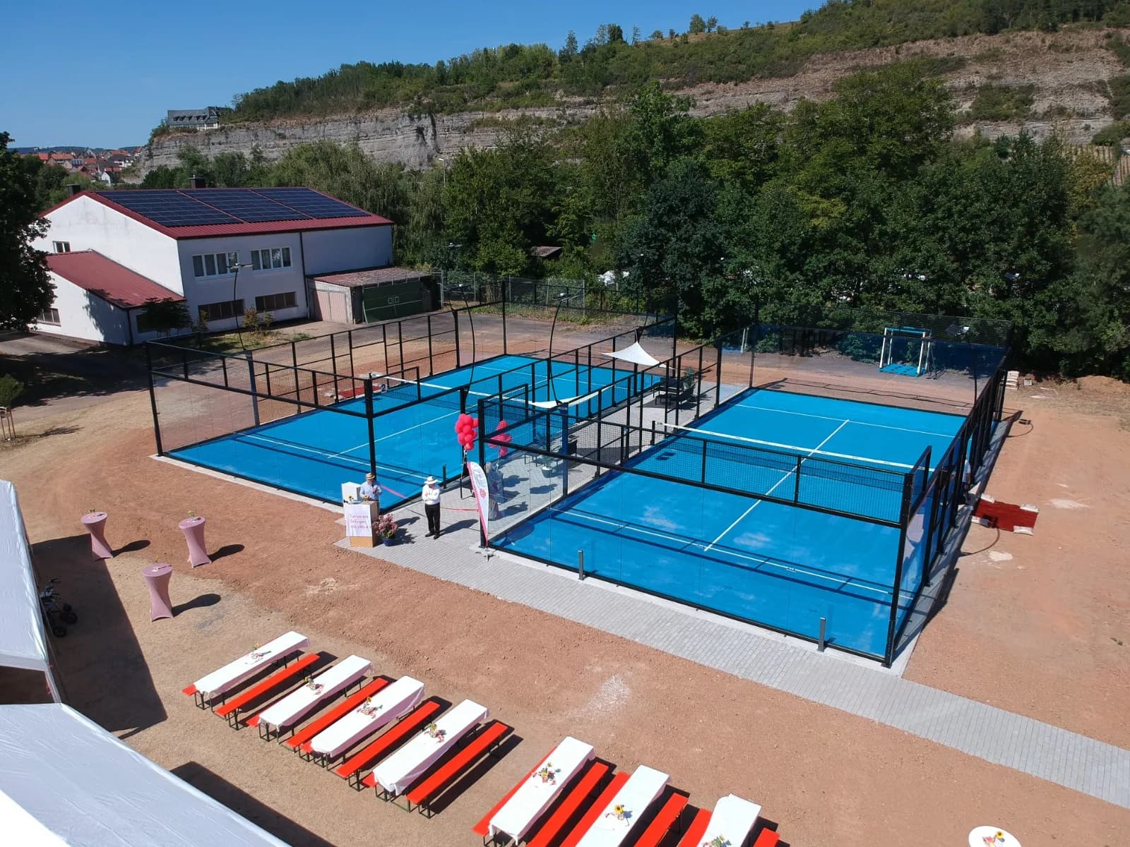 Luftaufnahme der neuen Padelplätze der Padelarena Zellingen mit Festbestuhlung am Eröffnungstag