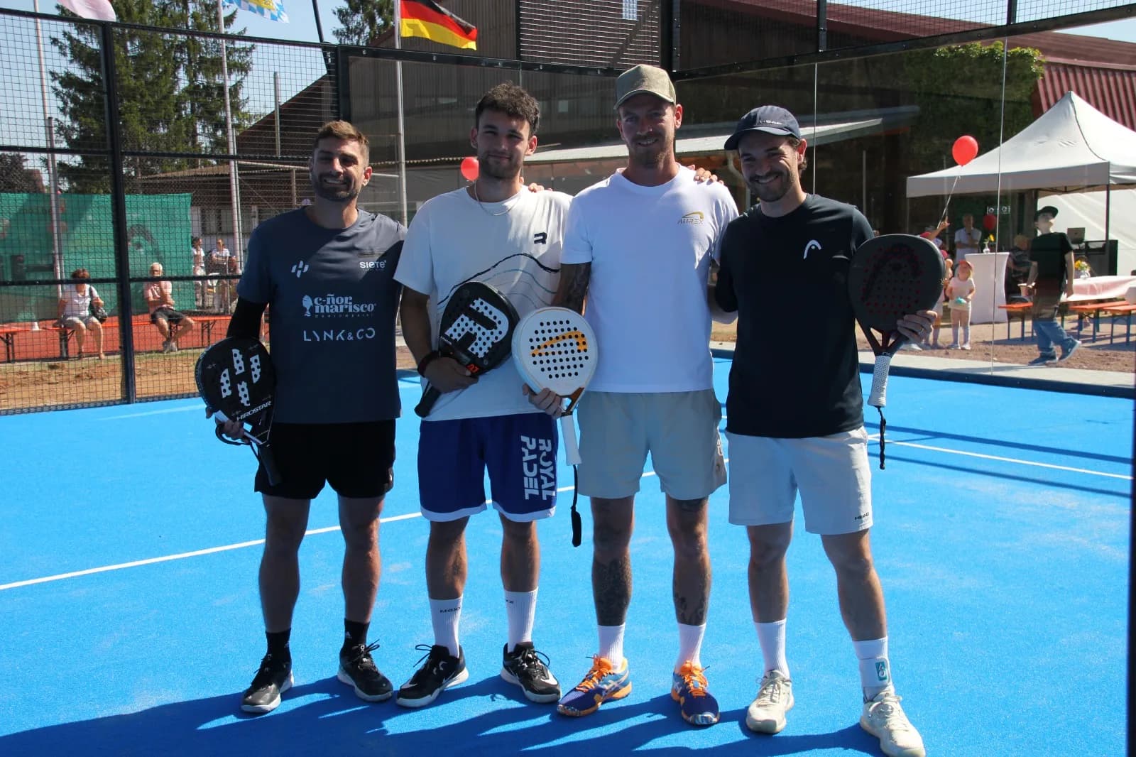 Die vier Padel-Profis des Show-Matches auf dem blauen Court