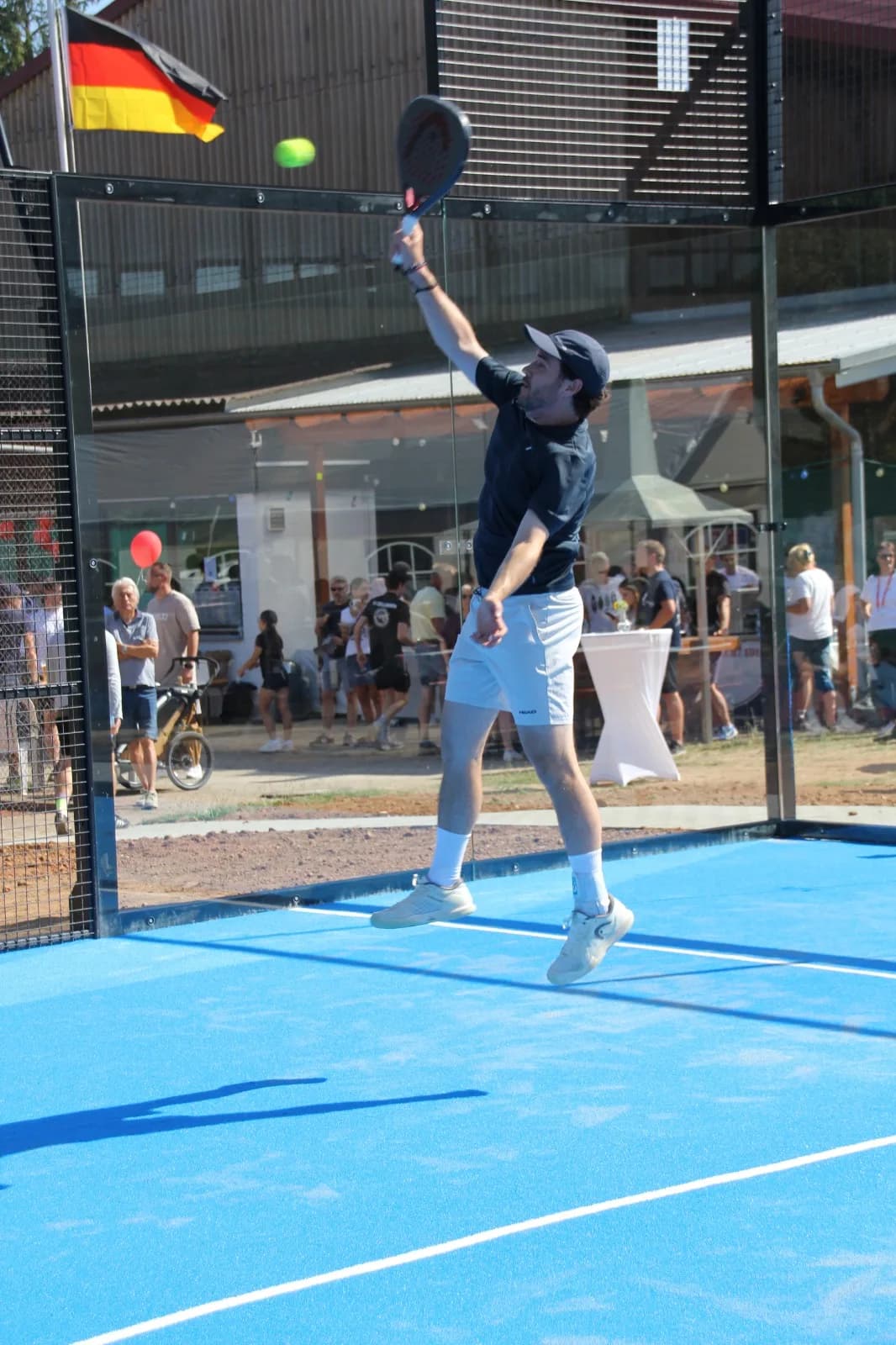 Padel-Profi beim Sprungschlag während des Show-Matches
