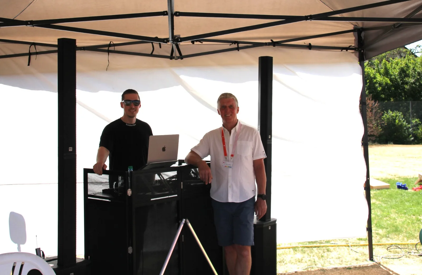 DJ im Musikzelt bei der Eröffnungsfeier der Padelarena Zellingen